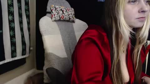 Snapshot of emeraldstrawberri chatting on January 15, 9:58 am emeraldstrawberri online show from January 15, 9:58 am