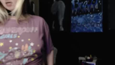 Snapshot of emeraldstrawberri chatting on February 9, 12:14 am emeraldstrawberri online show from February 9, 12:14 am