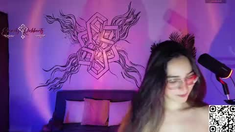 Snapshot of emi_roberts chatting on June 11, 12:54 am Emmily Roberts online show from June 11, 12:54 am