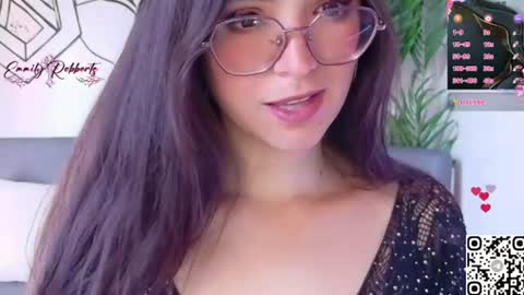 Snapshot of emi_roberts chatting on June 23, 9:46 pm Emmily Roberts online show from June 23, 9:46 pm