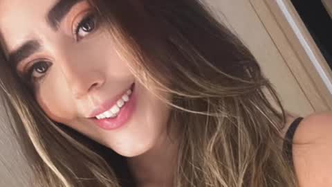 Snapshot of emi_royse chatting on March 1, 5:38 pm emi_royse online show from March 1, 5:38 pm