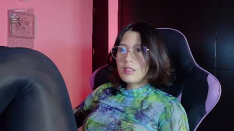 Snapshot of emicute_ chatting on June 12, 2:32 am online show from June 12, 2:32 am