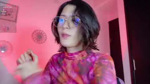 Snapshot of emicute_ chatting on June 13, 10:29 pm online show from June 13, 10:29 pm