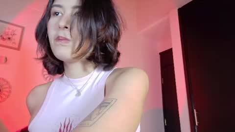 Snapshot of emicute_ chatting on June 17, 2:03 am online show from June 17, 2:03 am