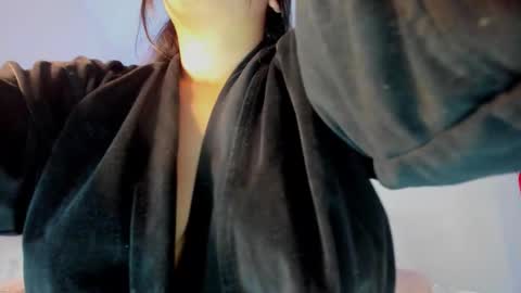 Emi online show from November 18, 6:23 pm