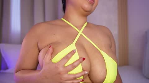 Snapshot of emiily_bell chatting on December 5, 9:39 pm online show from December 5, 9:39 pm