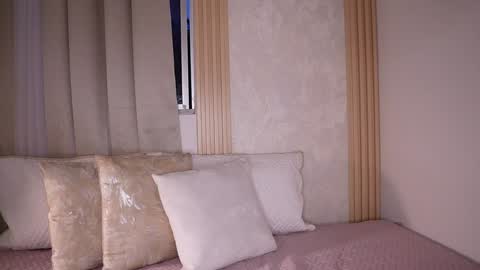 Snapshot of emiily_bell chatting on December 28, 10:58 am online show from December 28, 10:58 am