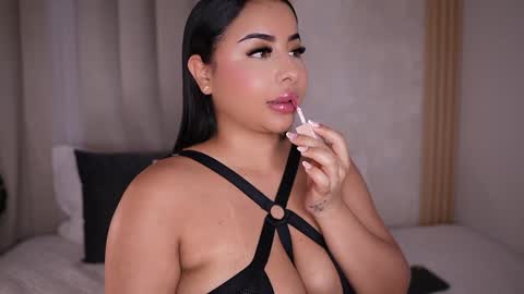 Snapshot of emiily_bell chatting on January 12, 1:53 am online show from January 12, 1:53 am