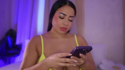 Snapshot of emiily_bell chatting on February 18, 10:36 pm online show from February 18, 10:36 pm