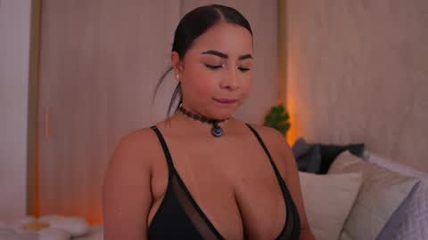 Snapshot of emiily_bell chatting on September 10, 4:34 am online show from September 10, 4:34 am