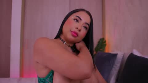 Snapshot of emiily_bell chatting on September 12, 8:31 pm online show from September 12, 8:31 pm