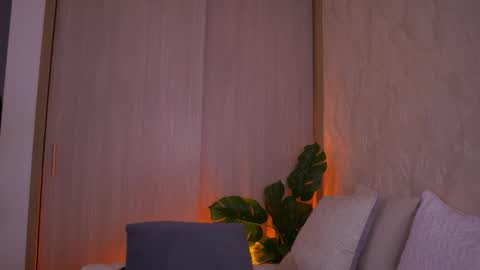 Snapshot of emiily_bell chatting on September 13, 11:43 am online show from September 13, 11:43 am