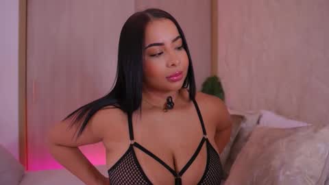 Snapshot of emiily_bell chatting on September 15, 8:20 pm online show from September 15, 8:20 pm