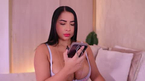 Snapshot of emiily_bell chatting on September 24, 7:17 pm online show from September 24, 7:17 pm