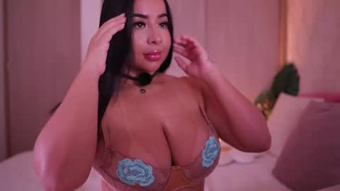 Snapshot of emiily_bell chatting on October 8, 9:23 pm online show from October 8, 9:23 pm