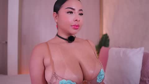 Snapshot of emiily_bell chatting on October 16, 7:26 pm online show from October 16, 7:26 pm