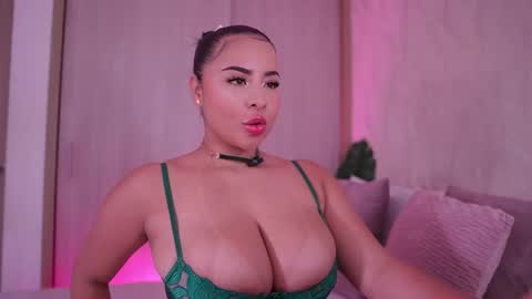 Snapshot of emiily_bell chatting on October 30, 1:45 pm online show from October 30, 1:45 pm