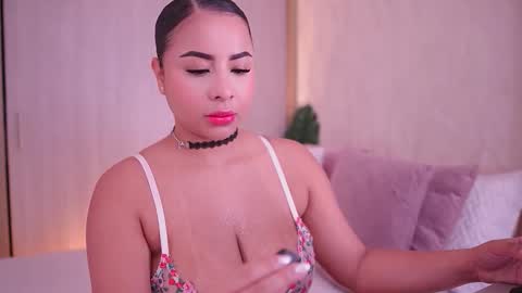 Snapshot of emiily_bell chatting on November 3, 3:02 pm online show from November 3, 3:02 pm