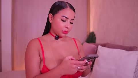 Snapshot of emiily_bell chatting on November 6, 6:31 pm online show from November 6, 6:31 pm