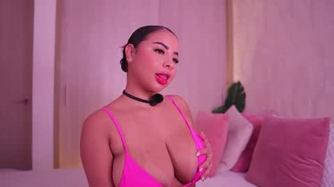 Snapshot of emiily_bell chatting on November 8, 4:51 pm online show from November 8, 4:51 pm