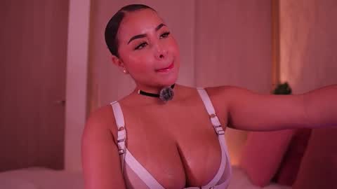 Snapshot of emiily_bell chatting on November 10, 10:53 pm online show from November 10, 10:53 pm