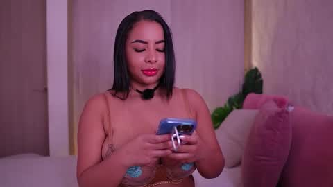 Snapshot of emiily_bell chatting on November 12, 6:19 pm online show from November 12, 6:19 pm