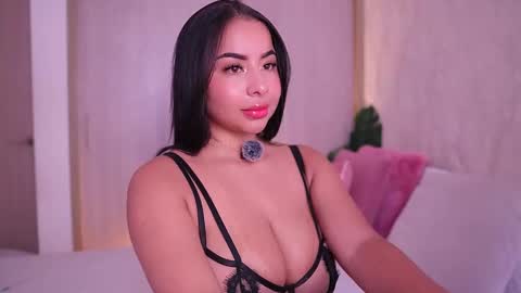 Snapshot of emiily_bell chatting on November 13, 3:33 pm online show from November 13, 3:33 pm