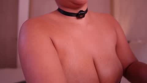 Snapshot of emiily_bell chatting on November 27, 8:11 pm online show from November 27, 8:11 pm