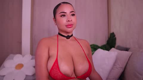 Snapshot of emiily_bell chatting on November 29, 4:21 pm online show from November 29, 4:21 pm