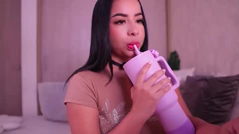 Snapshot of emiily_bell chatting on November 30, 6:45 pm online show from November 30, 6:45 pm