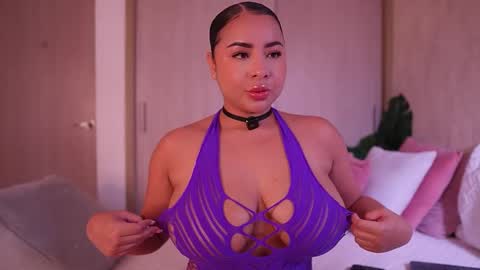 Snapshot of emiily_bell chatting on December 16, 6:02 pm online show from December 16, 6:02 pm