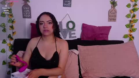 Snapshot of emiily_curly chatting on May 5, 11:51 am Emily online show from May 5, 11:51 am