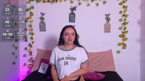 Snapshot of emiily_curly chatting on May 11, 12:00 pm Emily online show from May 11, 12:00 pm