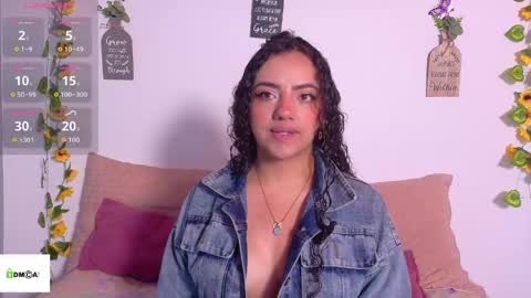 Snapshot of emiily_curly chatting on May 20, 11:27 am Emily online show from May 20, 11:27 am