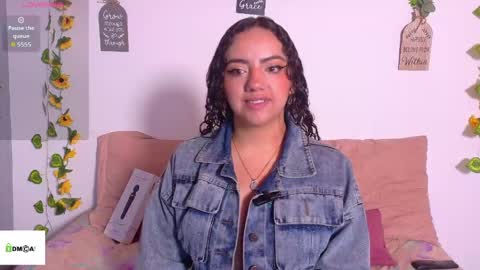 Snapshot of emiily_curly chatting on May 25, 11:05 am Emily online show from May 25, 11:05 am