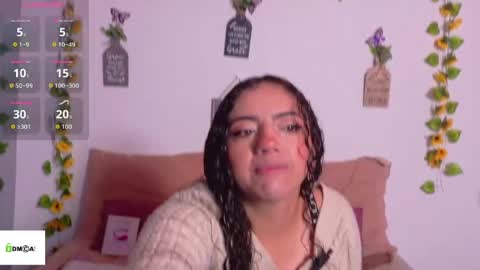Snapshot of emiily_curly chatting on June 6, 9:03 am Emily online show from June 6, 9:03 am