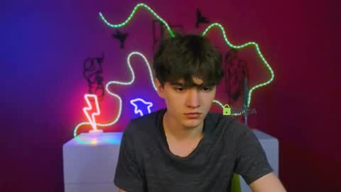 Snapshot of emil_lucky chatting on April 22, 6:53 pm emil_lucky online show from April 22, 6:53 pm