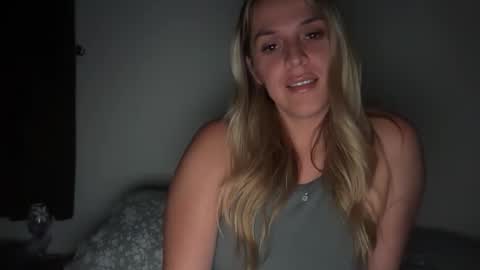 Snapshot of emilelovesyou chatting on May 28, 3:59 am emilelovesyou online show from May 28, 3:59 am