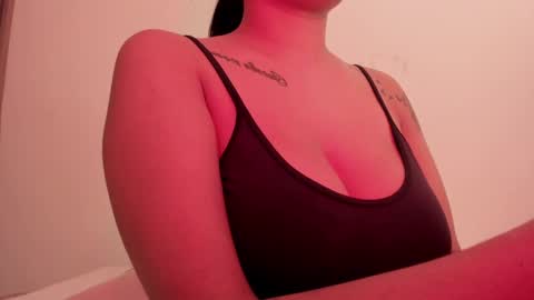 Snapshot of emilia_ghendle chatting on December 9, 4:45 am Emilia Big Boobs online show from December 9, 4:45 am