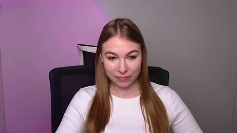 Snapshot of emilia_ilia chatting on February 4, 9:17 am Emilia online show from February 4, 9:17 am