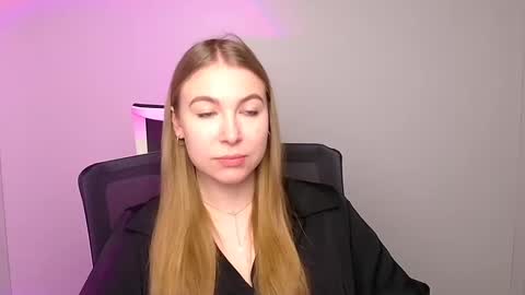 Snapshot of emilia_ilia chatting on February 5, 6:13 am Emilia online show from February 5, 6:13 am