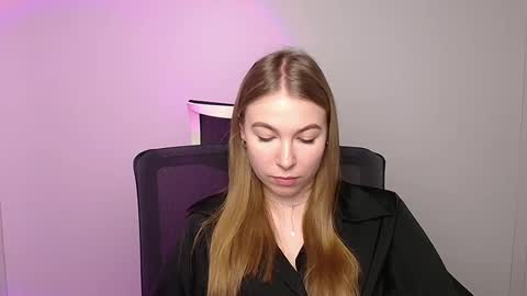 Snapshot of emilia_ilia chatting on February 5, 9:15 am Emilia online show from February 5, 9:15 am