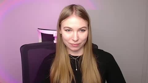 Snapshot of emilia_ilia chatting on February 6, 9:11 am Emilia online show from February 6, 9:11 am