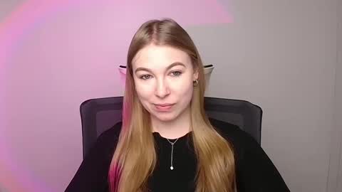 Snapshot of emilia_ilia chatting on February 7, 6:03 am Emilia online show from February 7, 6:03 am