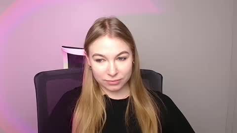 Snapshot of emilia_ilia chatting on February 7, 9:05 am Emilia online show from February 7, 9:05 am