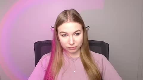 Snapshot of emilia_ilia chatting on February 8, 6:12 am Emilia online show from February 8, 6:12 am