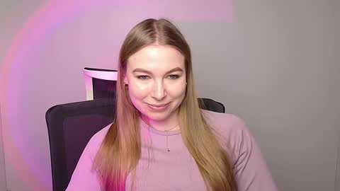 Snapshot of emilia_ilia chatting on February 8, 9:24 am Emilia online show from February 8, 9:24 am