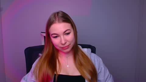 Snapshot of emilia_ilia chatting on February 10, 6:09 am Emilia online show from February 10, 6:09 am