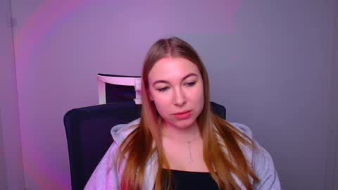 Snapshot of emilia_ilia chatting on February 10, 9:14 am Emilia online show from February 10, 9:14 am