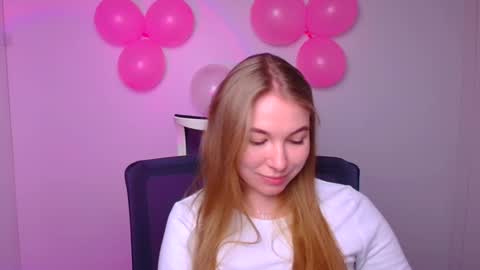 Snapshot of emilia_ilia chatting on February 12, 9:10 am Emilia online show from February 12, 9:10 am